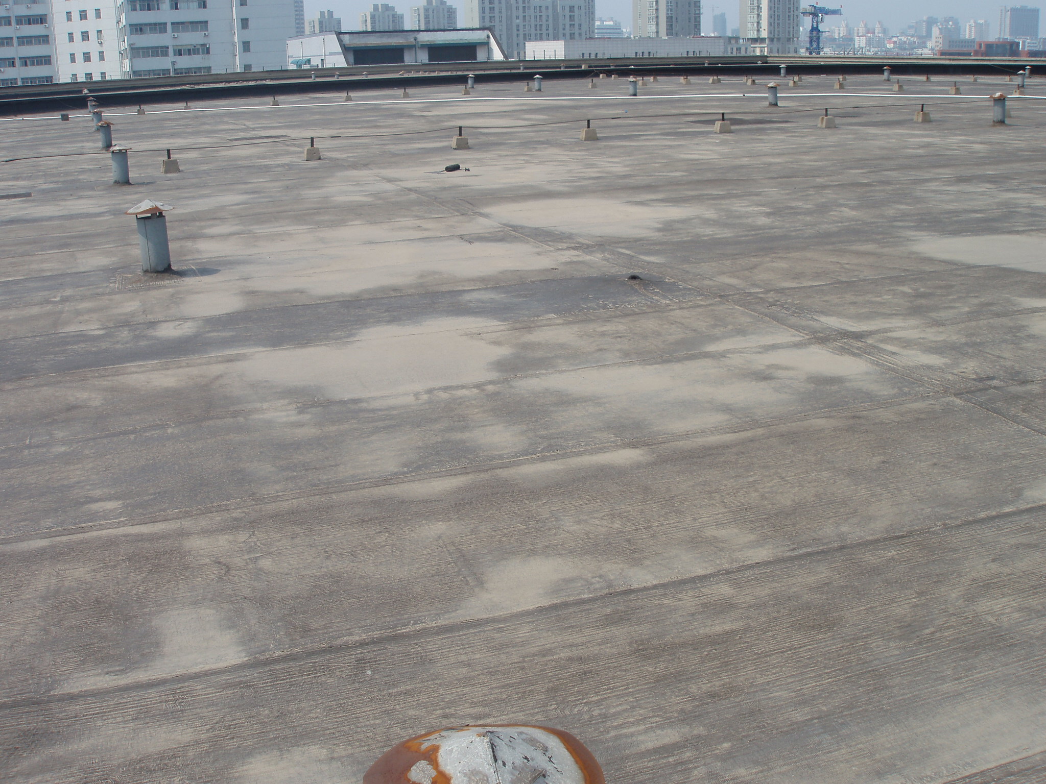 楼顶使用烟台<i style='color:red'>鲁蒙lm防水涂料</i>的施工方法